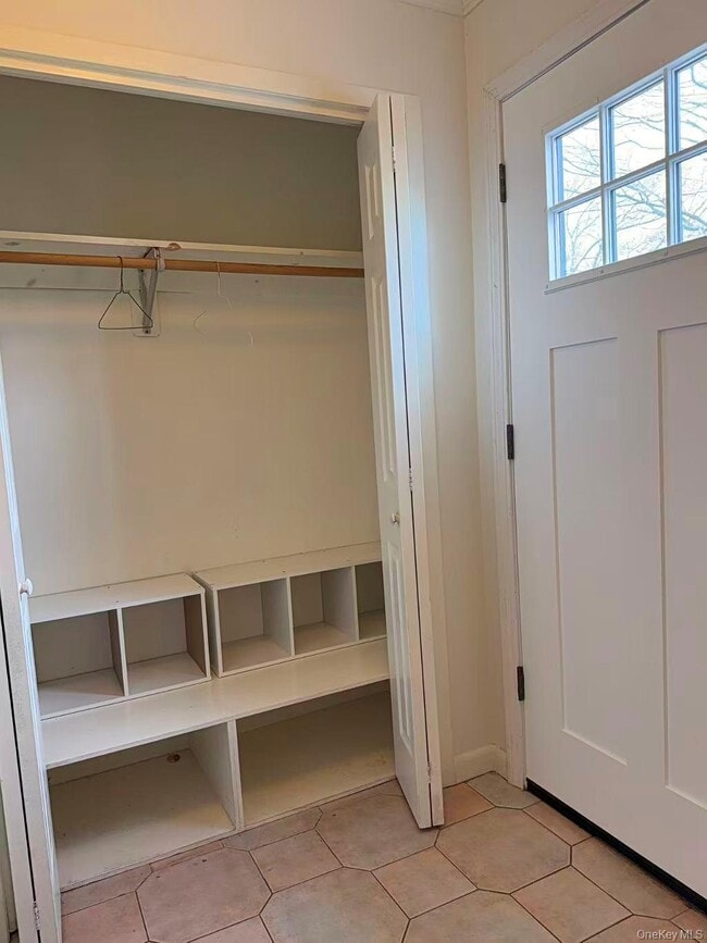 Building Photo - 10 The Spur