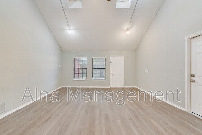 Building Photo - 1005 Canadian Cir