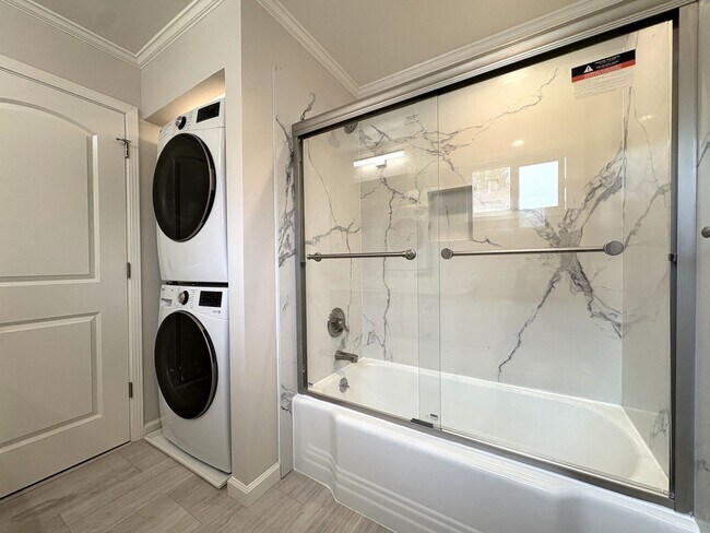 Building Photo - Updated 2 bedroom with in unit washer, dry...