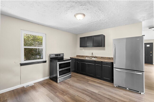 Building Photo - Charming 3-Bedroom Home with Fenced Yard a...