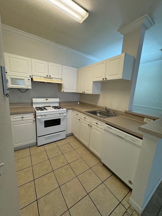 Building Photo - 2 Bedroom 2 Bath Condo in Guard Gated Comm...