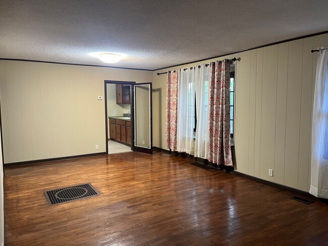 Building Photo - Clean 2 Bedroom home with hardwood floorin...