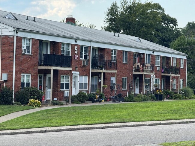 Building Photo - 8 Colonial Rd