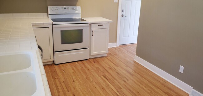 Building Photo - 4 bd, 2 ba, old SW Columbia, corner lot, great shape, fenced, hardwoods, W/D