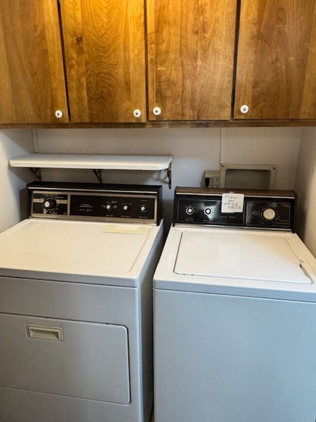 Building Photo - RARE FIND AVAILABLE NOW HOME IN ROGUE RIVER