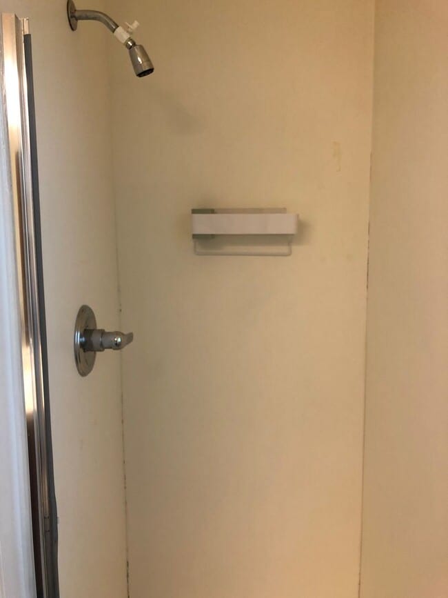 Building Photo - COMING SOON-Spacious 5bdr/3bath units available for a lease ending May 30. Building is located at...