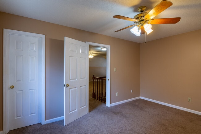 Building Photo - 4135 Knollcrest Cir N