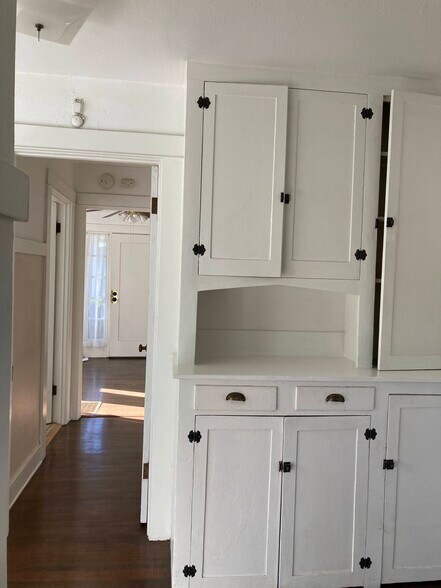 cabinets - 422 El Centro St