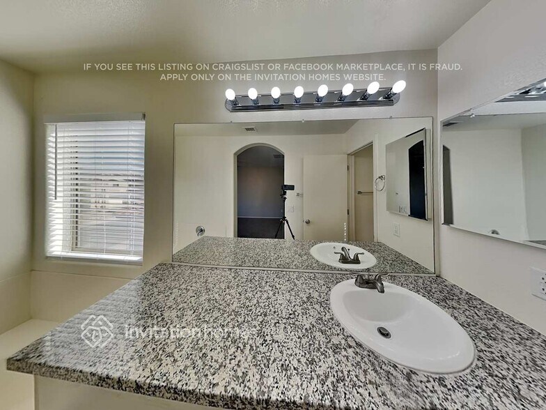 Building Photo - 12559 W Medlock Dr