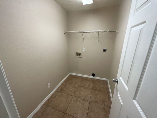 Building Photo - *** NOT AVAILABLE TO SHOW BEFORE MAY 15TH *** Great Location - SE Ocala Home 3/2/2 **Won't Last***