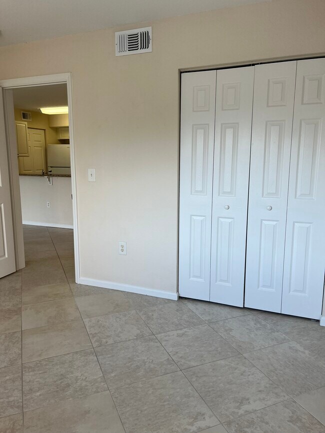 Building Photo - 151 SW Palm Dr