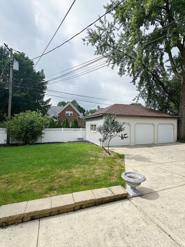 Building Photo - Charming Furnished 3BR/2BA Duplex in Histo...