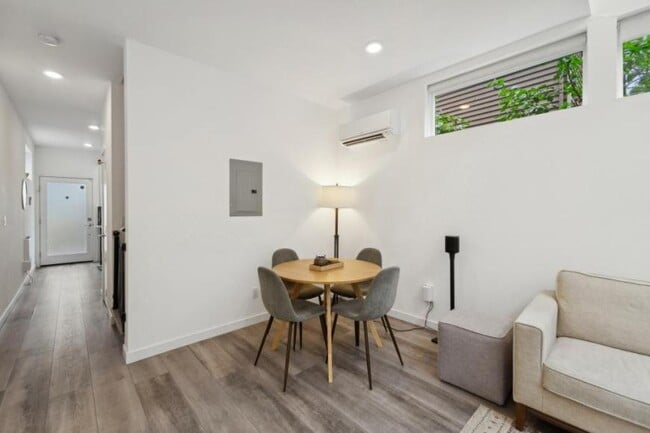 Building Photo - 2 bedroom in Seattle WA 98107