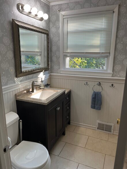 Full Bathroom - 48 Dawn St