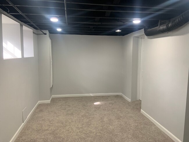 Building Photo - West Baltimore 4 Bedroom 1.5 Bathroom Town...