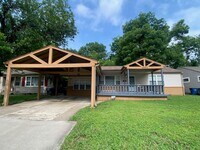 Building Photo - Brookside Charm!!