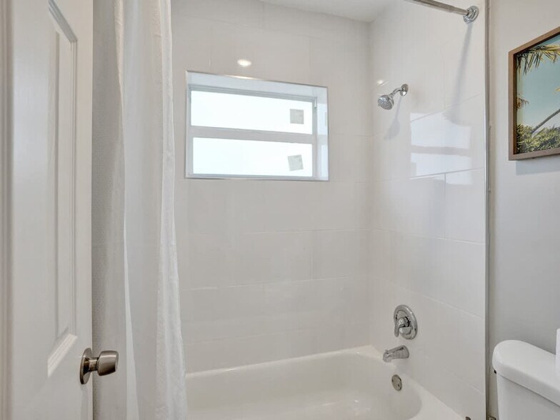 Building Photo - 3204 NE 9th St