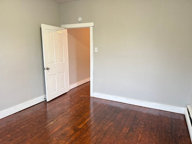 Building Photo - 2 Bedroom 2 Bathroom Home - Bonus room included in Brownstown!