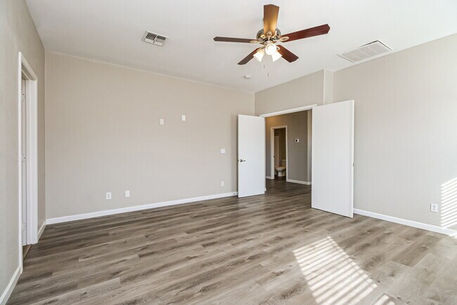 Building Photo - 261 N Valle Verde