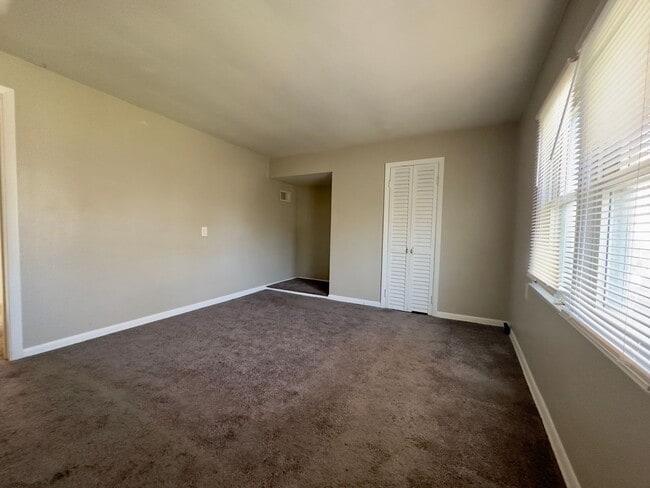 Building Photo - Beautiful 3 bedroom, 1 bath single family home with fenced yard and garage