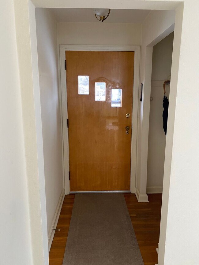 Building Photo - AVAILABLE JUNE - 3 BED 1 BATH