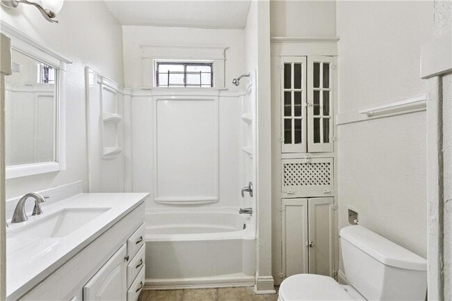 Building Photo - 2025 Lowerline St