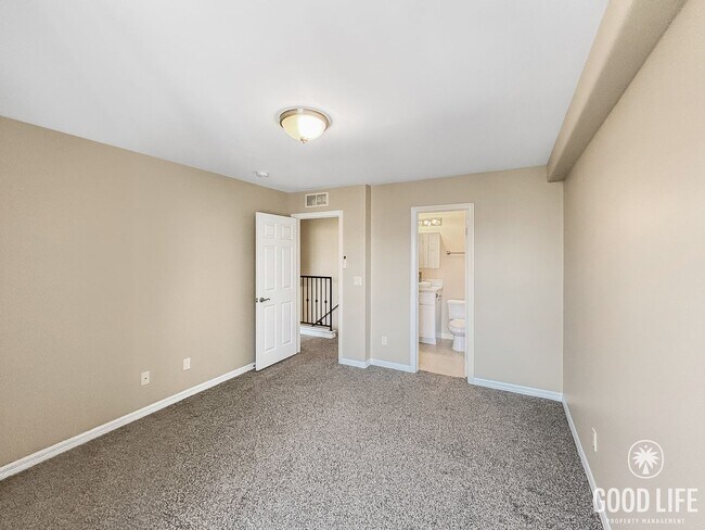 Building Photo - Beautiful 2B/2BA Townhouse w/ Washer/Dryer...
