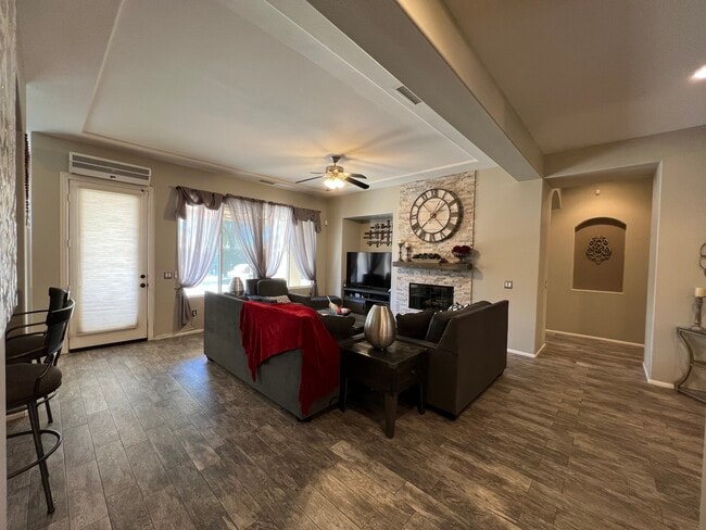 Building Photo - 115 Romanza Ln