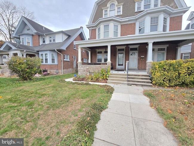 Building Photo - 557 Hamilton St