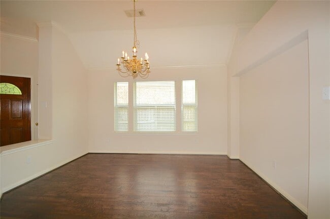 Building Photo - 5911 Mettler Ln