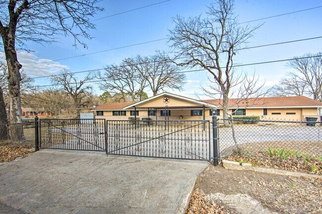 Building Photo - 928 Welch Ln