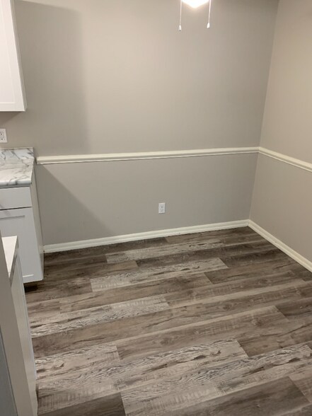 Building Photo - 554 West Ave