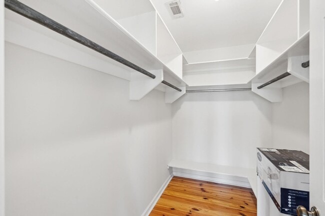 Building Photo - Move In Ready Waterfront Townhome in Downt...