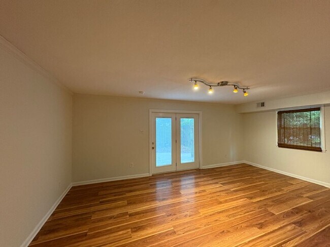 Building Photo - Spacious 4 Bed 2.5 bath Home Close to Fort...