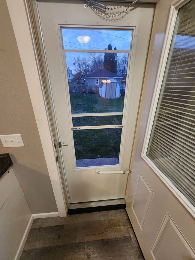 Building Photo - 1625 N Algona St