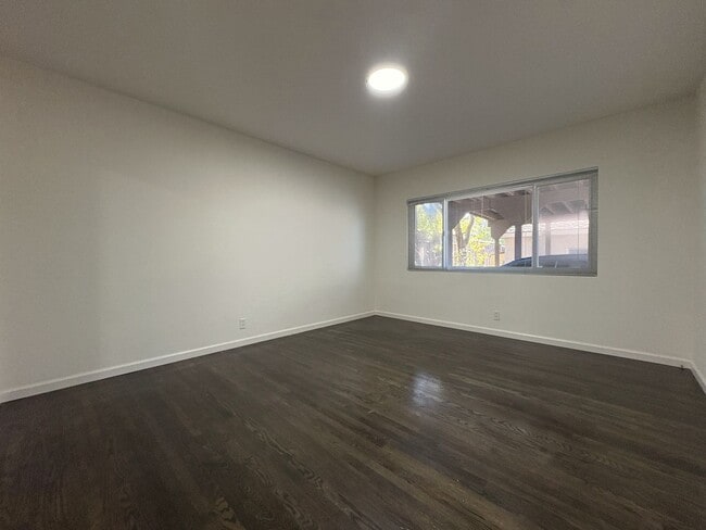 Building Photo - Charming 2 Bedroom, 2 Bathroom Home in Redwood City