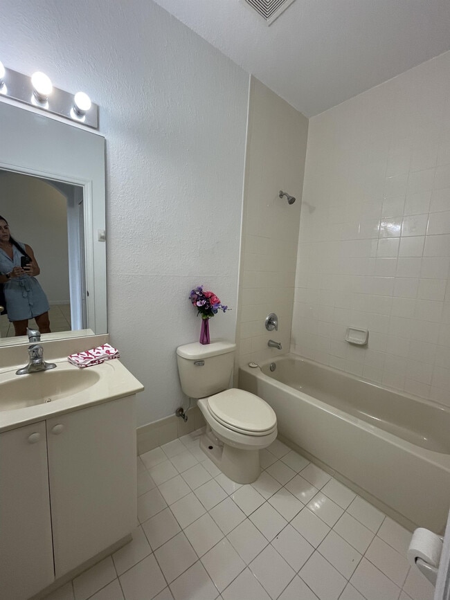 Building Photo - 2551 SE 16th Terrace