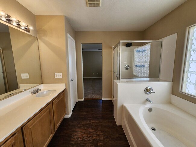 Building Photo - Beautiful former Model Home located near Southern Highlands Golf Club.