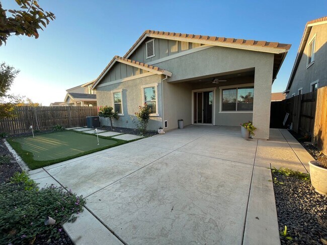 Building Photo - Stunning 3 Bedroom Home in Roseville near Rex Fortune Elementary and John Byouk Park!