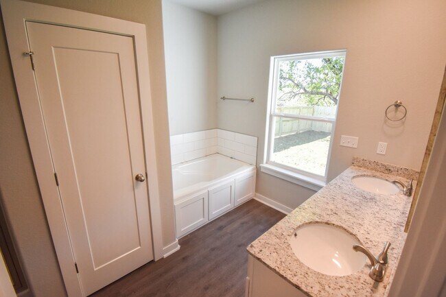 Building Photo - 4BR/2BA Farmington Home!
