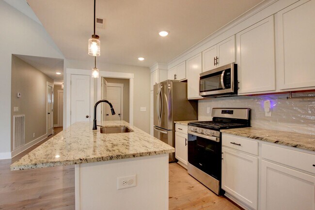 Building Photo - Fresh and Clean 3 bed/2 bath minutes from Exit 8.  Show Stopper!