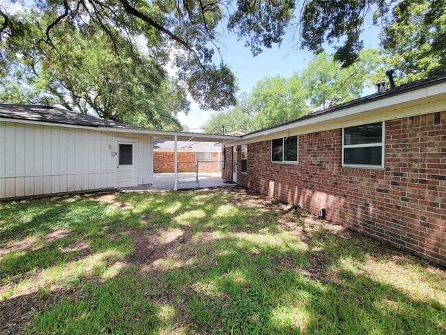 Building Photo - 111 Azalea St