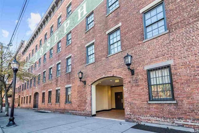 Building Photo - 357 Varick St
