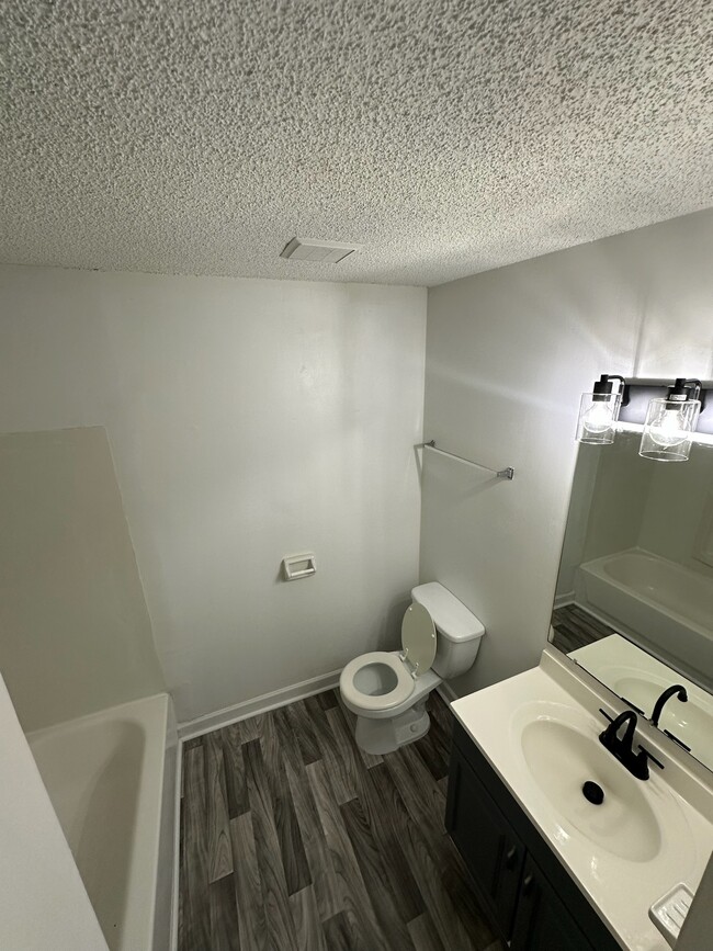 Building Photo - 1143 N Graycroft Ave