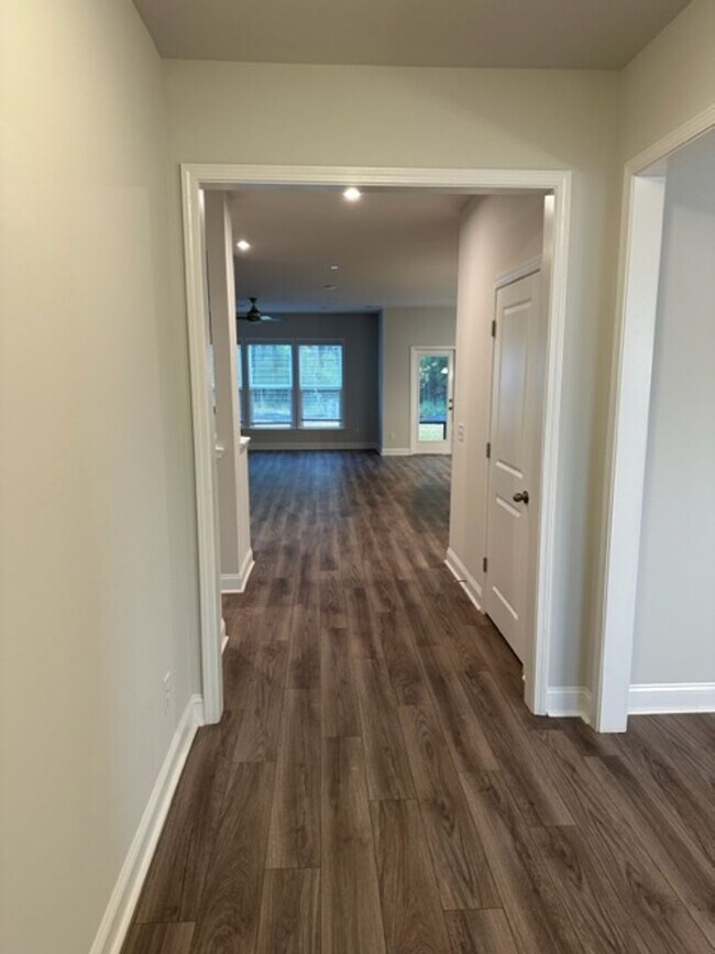 Building Photo - 5 Bedroom / 4 Bathroom House at Malind Bluff