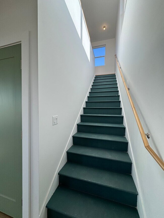 Building Photo - Spacious 4-Bedroom, 3-Bath Home with Stunning Views