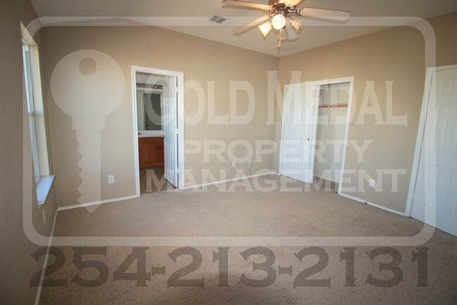 Building Photo - Spacious 3-Bedroom, 2.5-Bathroom Home