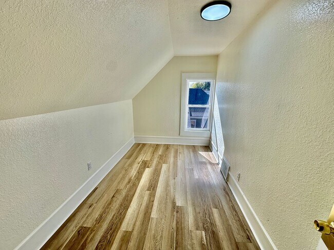 Building Photo - MOVE IN SPECIAL!
