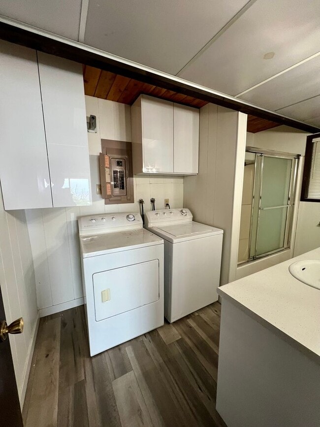 Building Photo - Charming 2 Bedroom House overlooking Birch...