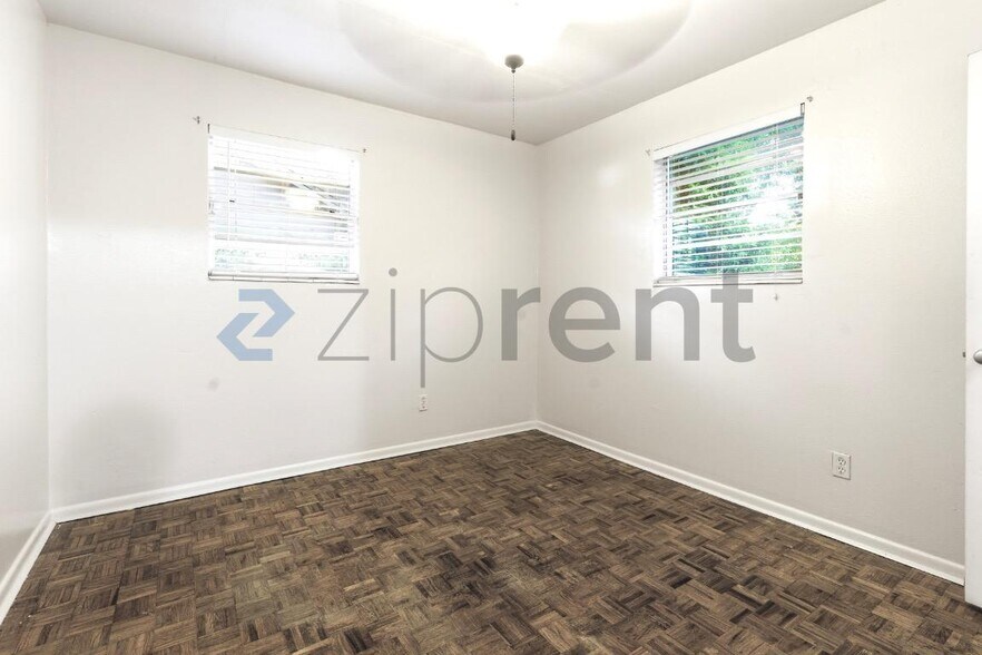 Building Photo - 918 E Montclair Rd